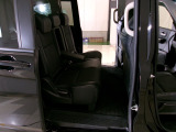 2列目シートもゆったり快適に座っていただけますので、後部座席にお乗りの大切な方も楽しくドライブに参加していただけます☆もちろんチャイルドシートの取り付けにも対応します!