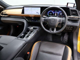 高級感と機能美を併せ持った運転席周りです。まるで自宅に居るようにリラックスできる運転席です。外の喧騒を忘れさせてくれますね。見やすいメーターと操作しやすいスイッチ類もいいですね。