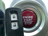 【Hondaスマートキー】カバンやポケットに入れたままでもドアの施錠・解錠が可能なスマートキーを装備。エンジンのオン・オフ時もカギを取り出す必要が無いからとっても便利です♪