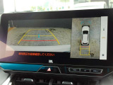 パノラミックビューモニター付きです。車両を上から見たような映像をディスプレイオーディオ画面に表示。運転席からの目視だけでは見にくい、車両周辺の状況をリアルタイムでしっかり確認できます。