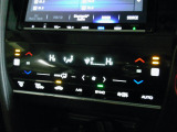 オートエアコンは左右席で独立温度コントロールが可能です。シートヒーター付きで、冷えた車内でもスイッチを押せば数秒で座面と背もたれがあたたかくなります。
