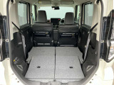 後席を全て倒して、荷物専用のスペースにした状態です。これなら長いものも積めますし、ご旅行や趣味に活用できますね。