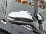 対向車や歩行者が認識しやすいサイドターンランプ付カラードドアミラー