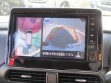 アラウンドビューモニターも装備しております。ご覧のように車体を真上か見たような映像なので、車庫入れの苦手なお客様ももうご心配いりません。