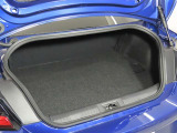 スポーツカーでも日常使いには、十分な積載容量のあるトランクスペースです!更にたくさんの荷物や長めの荷物を積みたい時は、リヤシートのシートバックを倒してトランクスペースの積載容量UPで対応できます!