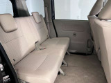 【足元広々】後席も足元広々でお子様も乗りやすいです。フロアマットもきれいです。