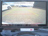 〔バックカメラ〕ギアをバックに入れると画面に自動的に後方映像が映し出され確認可能です。車庫入れなどの際に安全確認が出来て安心ですね。