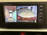 車庫入れなど後進運転時に死角をモニターで確認ができて安全です♪ ステアリング操作の参考になるガイド線も表示しますので車庫入れがニガテな方も安心ですネ!