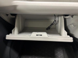 【グローブボックス】車検証入れ等の収納に便利です♪