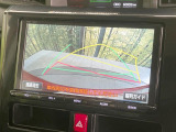 【バックカメラ】駐車時に後方がリアルタイム映像で確認できます。大型商業施設や立体駐車場での駐車時や、夜間のバック時に大活躍!運転スキルに関わらず、今や必須となった装備のひとつです!
