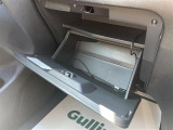 グローブボックスの画像です。店舗にて現車の確認もいただけますので、お電話で在庫のご確認の上是非ご来店くださいませ!!!ワクワクするクルマ選びをご提案します!