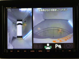 パノラミックビューモニター付きです。車両を上から見たような映像をモニター画面に表示。運転席からの目視では見にくい、車両周辺の状況をリアルタイムでしっかり確認できます。