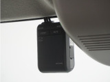 ◆ドライブレコーダー◆映像・音声などを記録する自動車用の装置です。 もしもの事故の際の記録はもちろん、旅行の際の思い出としてドライブの映像を楽しむことができます。
