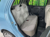 後部座席も気になるようなキズ・汚れやへたり等、大きなダメージはなく、良好な状態です。