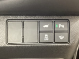 ハンドルの右側にHondaセンシング用のVSA解除スイッチとパワーテールゲートスイッチなどがついています。パワーテールゲートスイッチは車内からでもテールゲートの開け閉めを電動でできます。