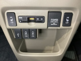 前席の左右別々のシートヒータースイッチが付いており、2段階で温度設定ができます。その間にETCや、スマートフォンなどに使える充電可能USB端子が2個、ナビ接続用のUSB端子が1個ついています。