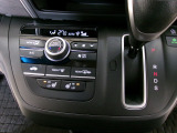 オートエアコンタイプなので細かい操作なしで快適温度に調整してくれます。シートヒーター付きで、冷えた車内でもスイッチを押せば数秒でシートがあたたかくなります。