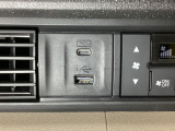 エアコン操作パネルの左側に、スマートフォンなどの充電可能なUSB端子と、音源などの外部入力の可能なUSB端子がついています。移動中に充電もできるので便利です。