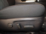 パワーシート搭載。微妙な調整が手軽にでき、ピッタリのポジションで運転することが可能です。