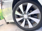 【純正アルミホイール】外観にマッチした純正アルミホイールを装着しております。各種社外アルミホイールや、スタッドレスタイヤも取扱いしております。是非ご相談ください♪