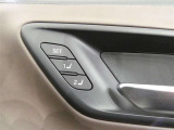 運転席のシートポジションを記憶・再現できるメモリー機能を搭載しています。