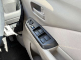 運転席側のドア部。こちらのスイッチでドアミラーの角度調整やパワーウィンドーの操作が可能になります。