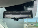 インテリジェントルームミラーです。人や物で視界が遮られてても、車体後部のカメラ映像に切り替えることにより、クリアな後方視界を実現しています。
