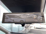 インテリジェントルームミラー搭載で、車の後方に設置されたカメラ映像を映し出してシートバックやヘッドレスト、同乗者に視界が遮られることがなく視認性が非常に良いです