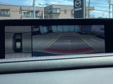 狭い場所での駐車やすれ違いなどでより的確な運転操作に役立つ360&deg;ビューモニターが装備されています。