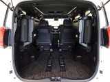 サードシートは跳ね上げ式で、荷室スペースが広がります。