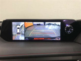 パノラミックビューモニター付きです。車両を上から見たような映像をディスプレイオーディオ画面に表示。運転席からの目視だけでは見にくい、車両周辺の状況をリアルタイムでしっかり確認できます。