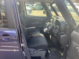◆前面ドア運転席◆ドアの開口が広く乗降ラクラク。シートの幅も広く運転していてもストレスを感じません。足元も広く快適なドライブを演出してくれます。