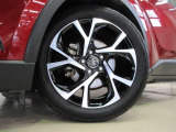 スポーティな印象を与える純正ホイールです。どこまでも走っていきたくなるようなデザインですね♪