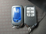 スマートキー付。キーを取り出さなくてもドアロックの施錠・開錠、エンジンの始動が出来ます。雨の日や荷物の多い日にとても便利ですね。