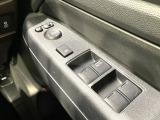 【電動格納ミラー】サイドミラーは電動格納式となっており、狭い駐車場でもキズがつくリスクを抑えられます。