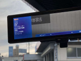 スマートルームミラーです。後部座席に人が座っていても後方を確認できます。