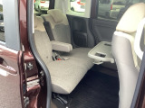 ホンダ車の低床ボディは、チャイルドシートへのお子さまの乗降や荷物の積載もスムーズ。前席背面には格納式のテーブルも装備。食事やスマホ・タブレットでの動画視聴など様々な用途で活躍します。