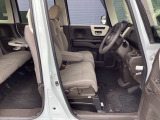 フロントシートです!!ベンチシートなので座席の移動もスムーズに出来ます!!足元も広く運転も楽ですよ!!