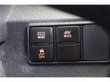 ECOモードはエアコンの利きなどを抑え、低燃費で走れるようにサポートします。EVモードはモーターのみで動くので、夜間などの静かに走行したい時に便利です。(EVモードは一定速度を超えると解除されます)