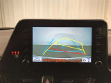 後方の死角を軽減し、狭い場所での切替しや駐車もしやすくなるバックモニターを装備しています。