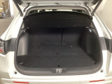 トランクの広さは、どうです、たくさんの荷物が積めますよ。トノカバー付き。荷室のプライバシーを守ってくれます。見た目もスッキリ、防犯性も高まります。