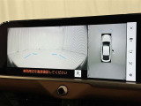 パノラミックビューモニターシステムが付いているので車の上から見た映像が確認できますよ。 一目で車両周辺の情報を確認できますが、直接安全をご確認下さい。