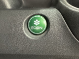ECON モードをON にするとアクセルペダルの動きに対するエンジンの反応とエアコンの制御を切り換えることで、燃費のいい運転をするドライバーがペダルを踏んだ時と同じようにエンジンを制御します。