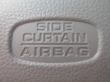 サイドカーテンエアバックシステムは、側面衝突時に大人から子供までさまざまな体格の乗員の頭部や頚部を広範囲で保護。特にセンターピラーへの頭部衝突を防ぐ展開性能を実現しています。