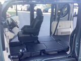 助手席側はピラーレスになっております。作業時に邪魔にならず快適です。