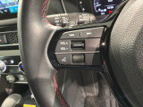 ステアリングにオーディオ操作スイッチが付いています。オーディオ画面に直接タッチしなくても操作が出来ますので、運転に集中できます。