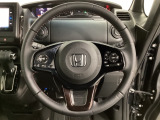 ハンドルにHondaセンシング系のクルーズコントロールやレーンキープアシストなどのスイッチと、オーディオの操作スイッチが装備されています。ハンドルから手を離さず安全に操作できます。