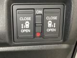 リアドアは乗り降りに便利な両側電動スライドドアです。また運転席に座っていながらスイッチ操作で自在にスライドドアを開け閉めできます。