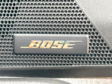 【BOSEサウンドシステム】メーカーオプションの高品位サウンドシステムを搭載。専用のチューニングが施された大小様々なスピーカーから良質なサウンドが奏でられ、臨場感あふれる音響空間を演出します。