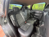 後部座席も気になるようなキズ・汚れやへたり等、大きなダメージはなく、良好な状態です。